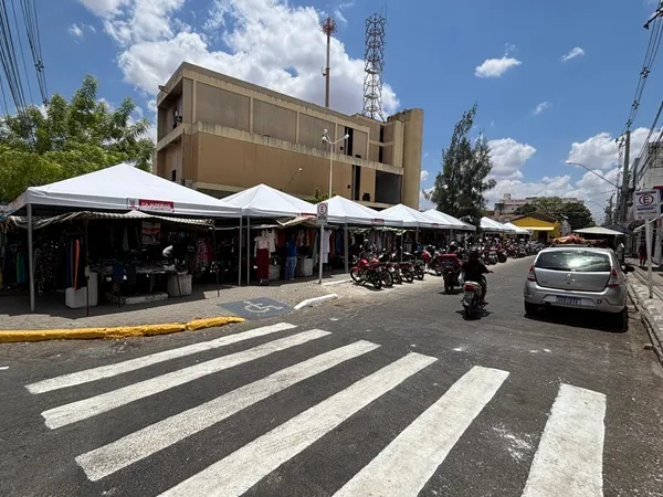 Prefeitura de Cajazeiras conclui transferência de ambulantes para o Largo da Telemar